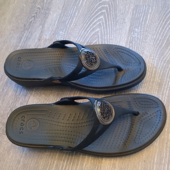 Clearout Final Crocs Flip Flops Sanrah Women's SZ 6 Black with Bronze Medallion - Picture 2 of 4